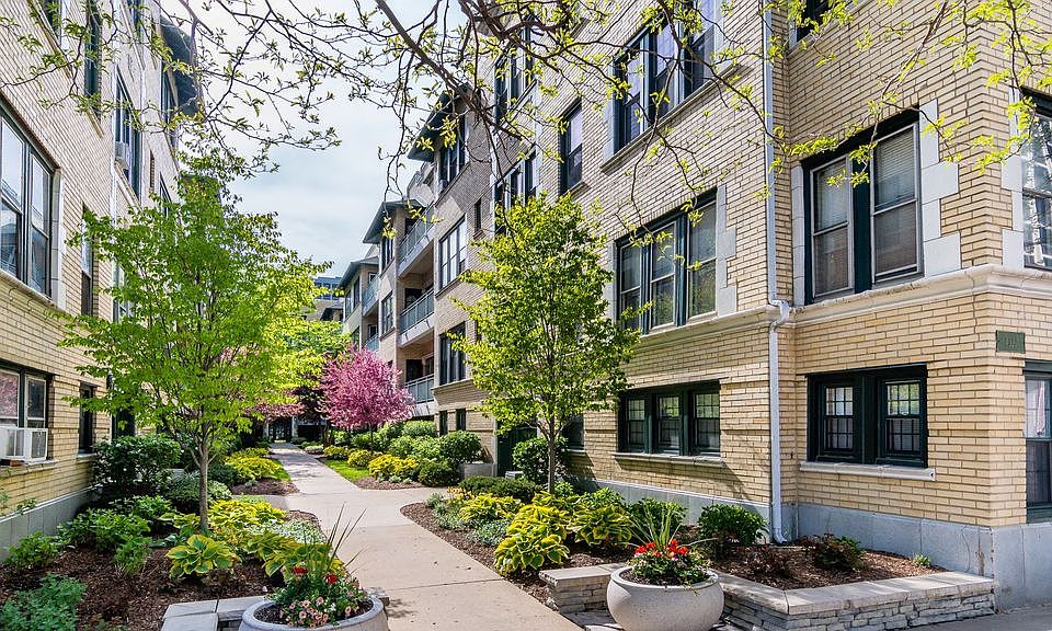 1st image of 4310 N Clarendon Ave APT 1021