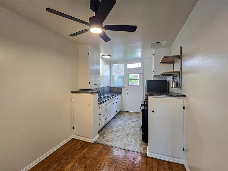 Spacious Studio in the Heart of Los Feliz — Photo 5