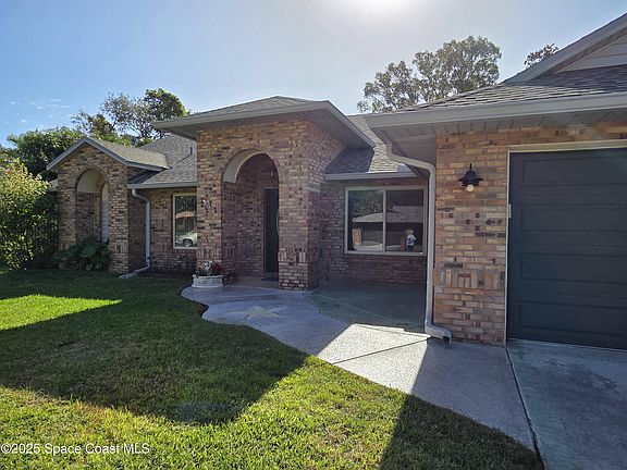 2nd image of 2437 Oakcrest Ln