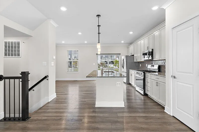 3 bed, 2.5 bath, 1890 sqft, $3,000 — Photo 3