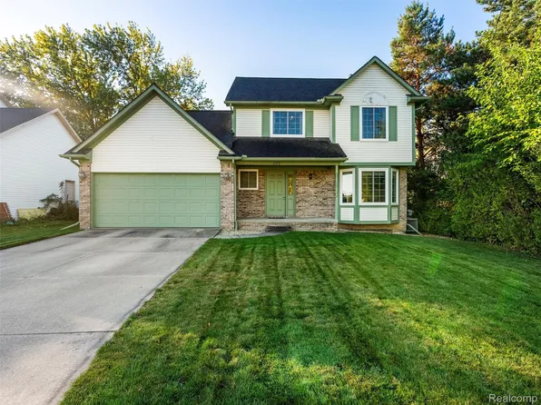 2172 Orpington Dr, Troy, MI 48083