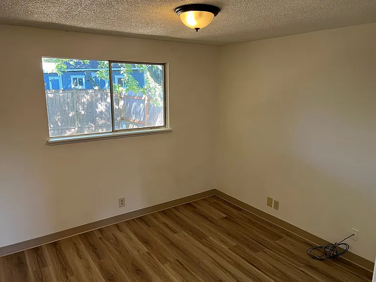 2 Bedroom 1 Bathroom Duplex in Springfield — Photo 7