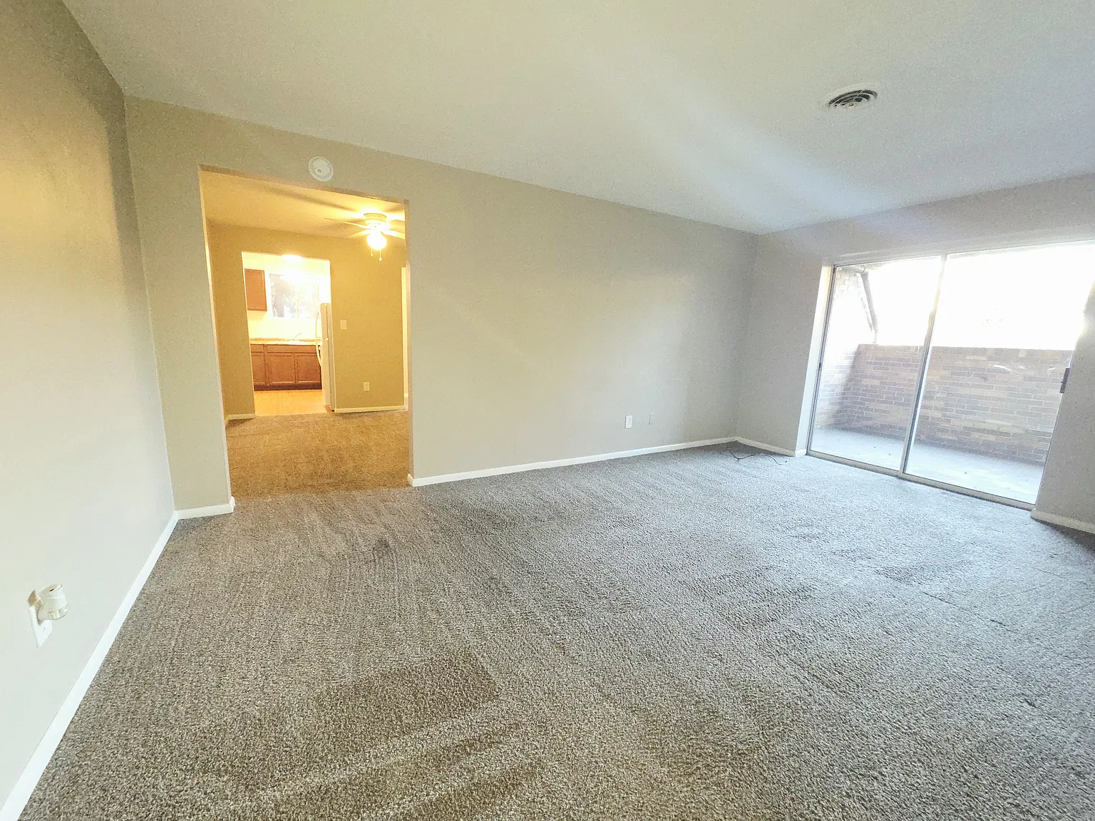 2 bed, 785 sqft, $925 — Photo 2