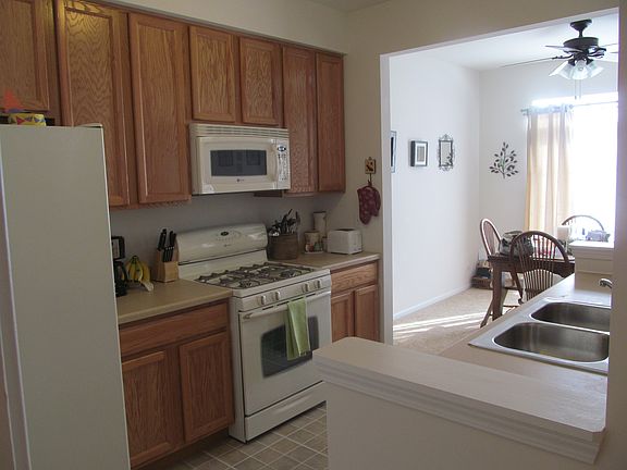 FULLY APPLIANCED KITCHEN, 42" CABINETS & BREAKFAST BAR. 