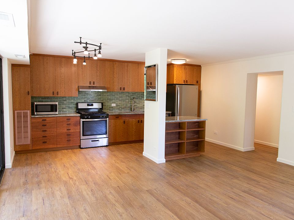 All new stainless steel appliances, with tile backspash, and granite counters