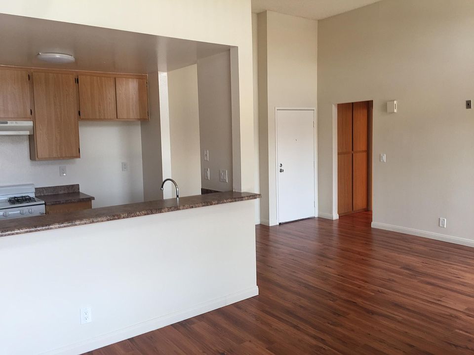 1st image of 6767 Hayvenhurst Ave