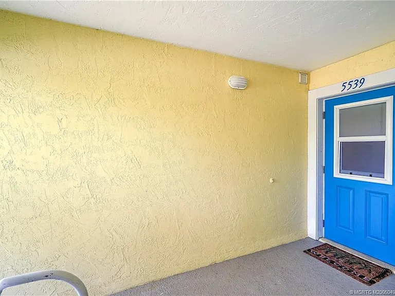 5539 NE Gulfstream Way — Photo 4