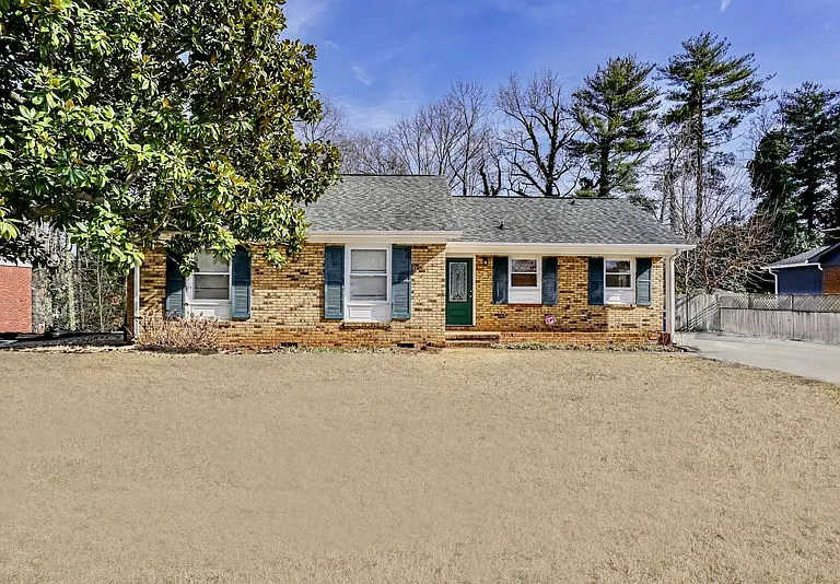 130 Heather Dr — Photo 1