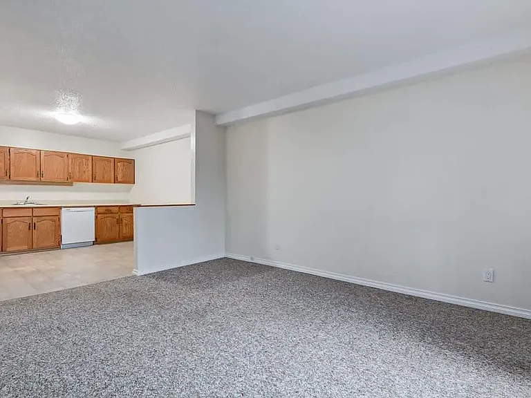 320 Gladstone Ave S — Photo 11