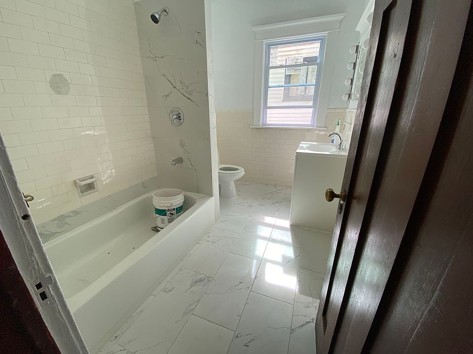1st image of 814 Humboldt Pkwy #2F