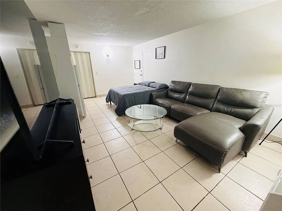 1 bed, 1.0 bath, 300 sqft, $950 — Photo 3