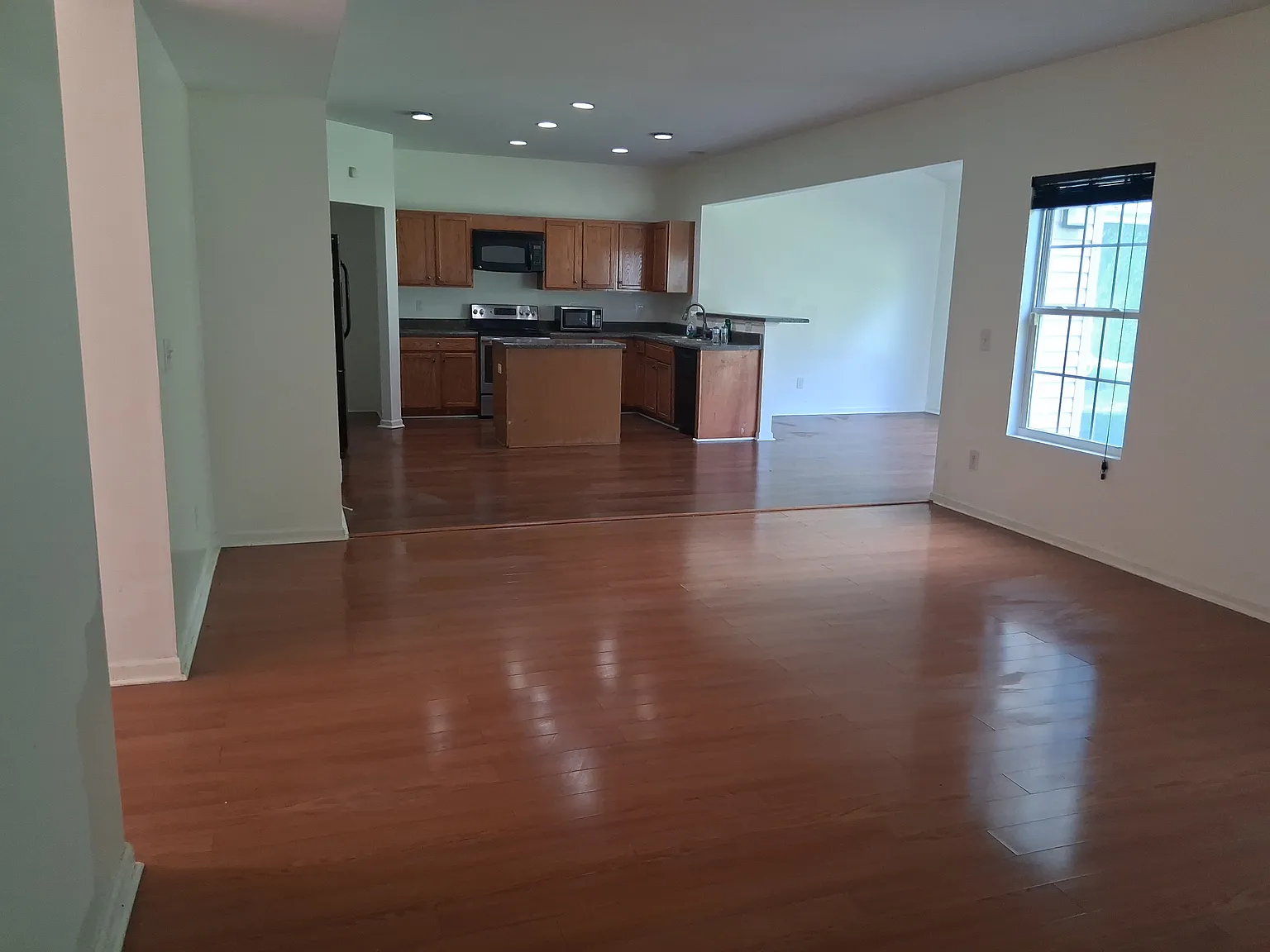 4 bed, 2384 sqft, $2,250 — Photo 2