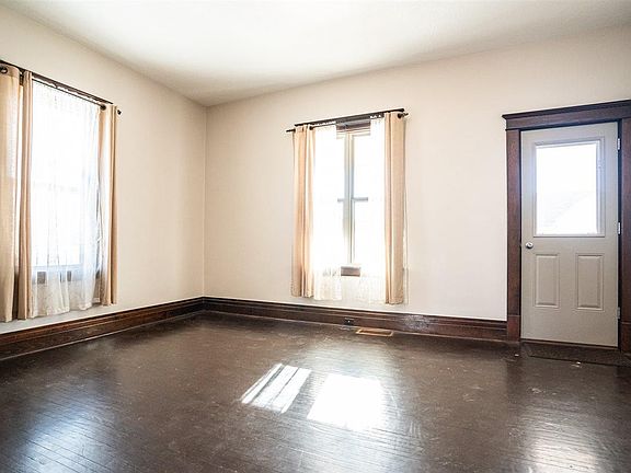 3rd image of 115 1st St NE