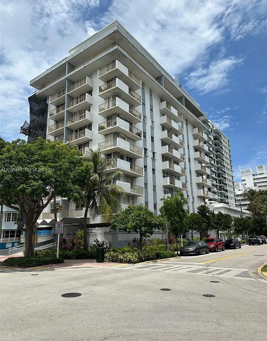 James Central Towers Cond — Photo 1