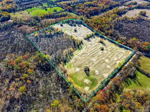 52 Spencer Rd, South Lyon, MI 48178