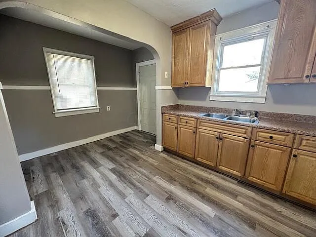 3 bed, 1.0 bath, 2352 sqft, $1,300 — Photo 4