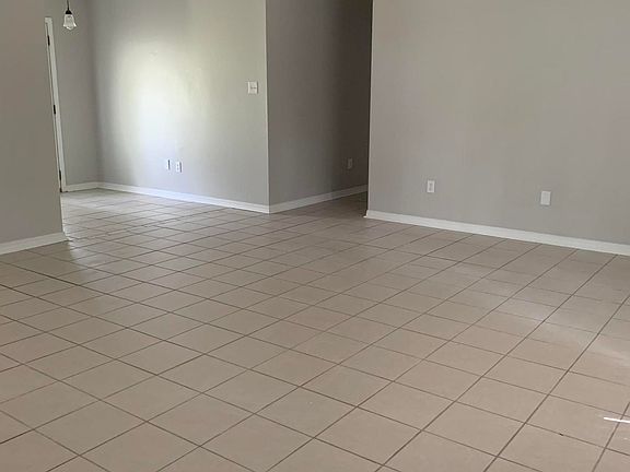 4th image of 10 Heatherwood Dr