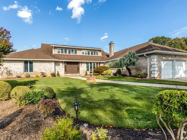 11 Carolee Ct, West Islip, NY 11795