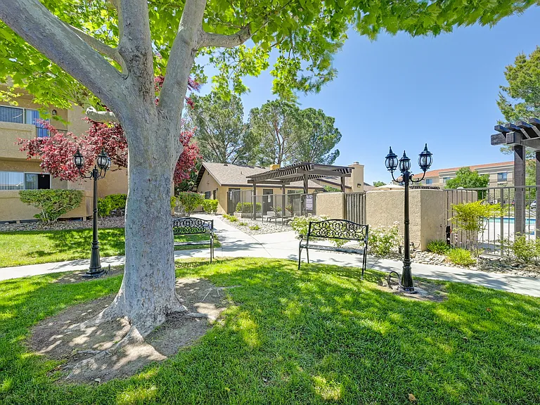 West Park Villas Apartments — Photo 35