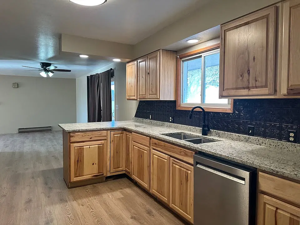 4 bed, 2.5 bath, 1960 sqft, $2,250 — Photo 3