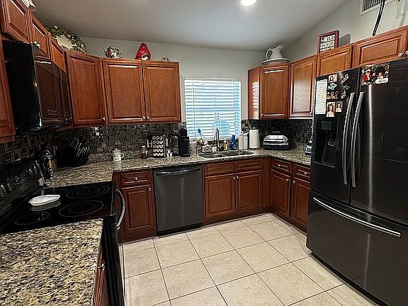 3rd image of 11912 Lynmoor Dr
