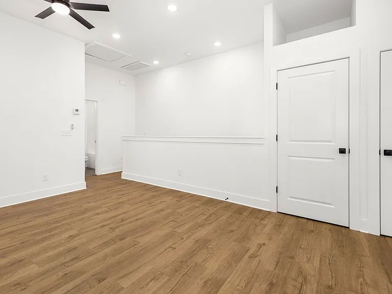Luxury One Bedroom Townhome Available Now! - In The Heart Of Fayetteville — Photo 12