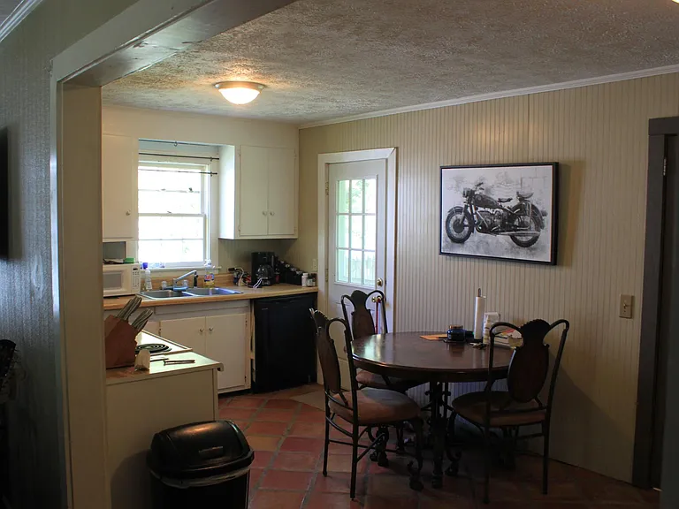 406 White Dr — Photo 3