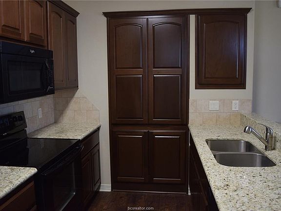 4th image of 530 Forest Dr