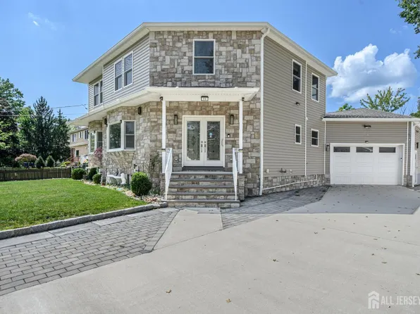 11 Brook Rd, Kendall Park, NJ 08824