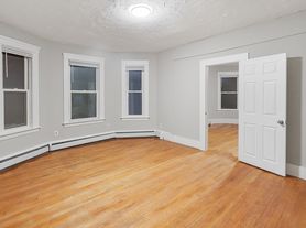 15 1/2 Mendon St, Worcester, MA