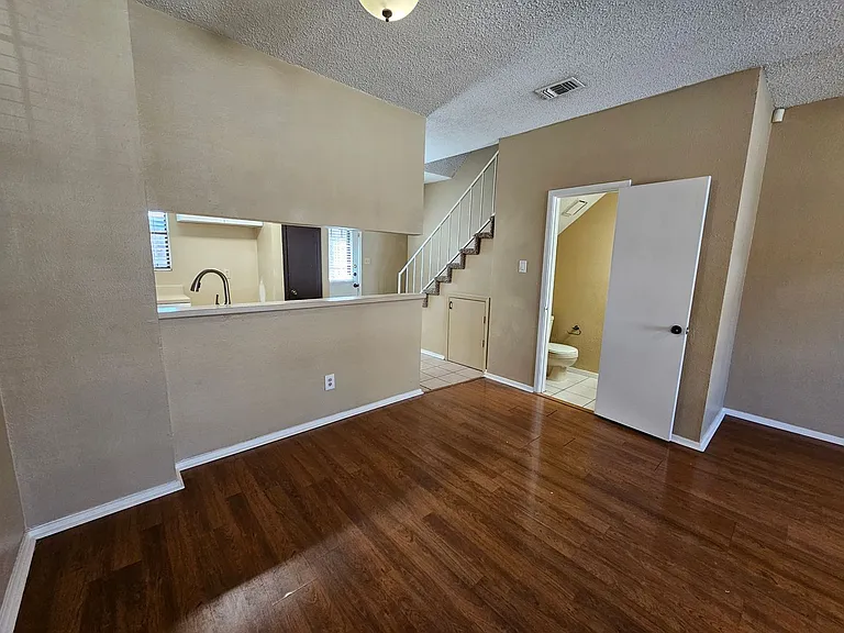 202 Samuel Blvd #3C — Photo 8