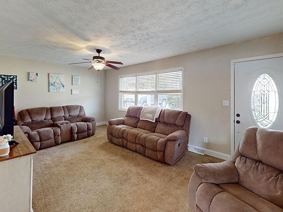 3rd image of 1105 Yoakum St