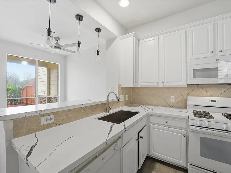 2110 Ridge Wood Ln — Photo 7