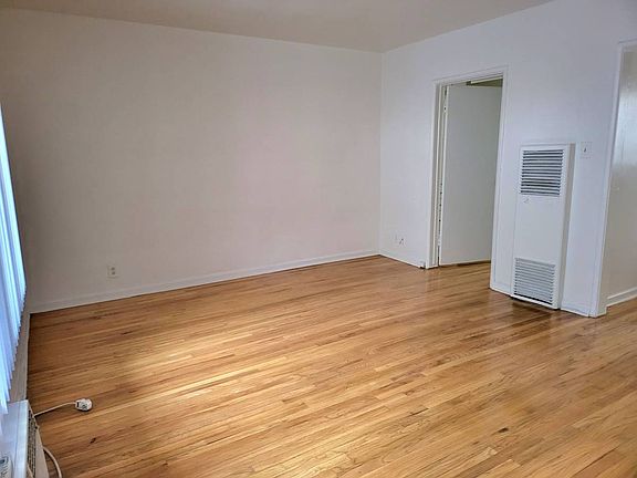 3rd image of 7024 Hawthorn Ave #207