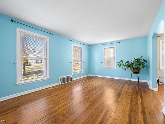 3rd image of 831 Lincoln Blvd