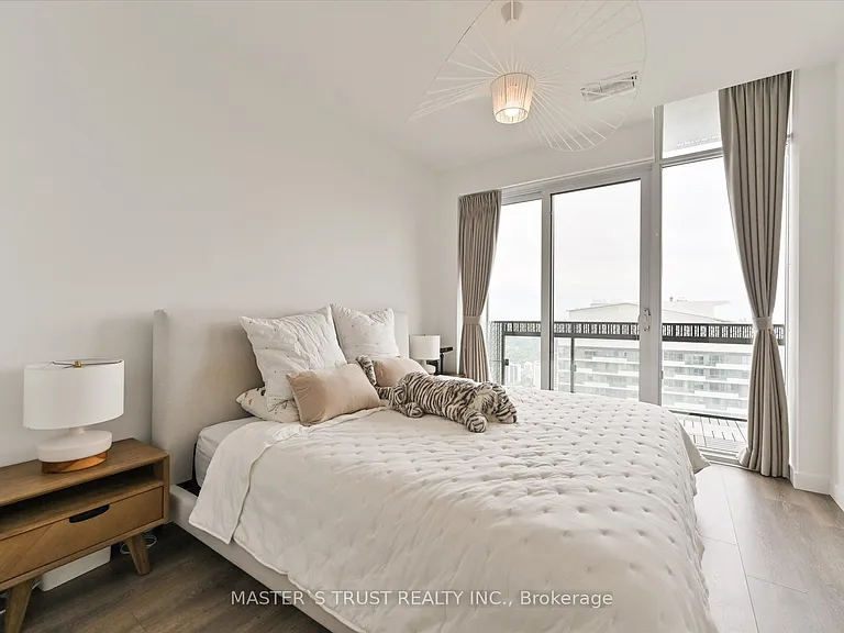 8 Eglinton Ave E #Penthouse 5801 — Photo 18