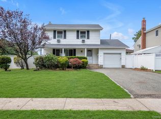 3 Evelyn Ln, Syosset, NY 11791