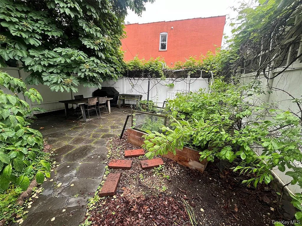 3 bed, 1.0 bath, 1200 sqft, $3,400 — Photo 4