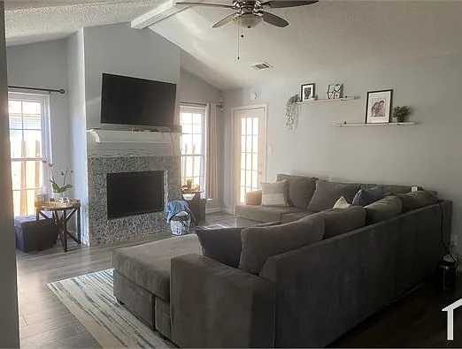3 bed, 1471 sqft, $2,200 — Photo 4
