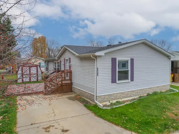 11313 N Lake Ct, Fenton, MI 48430