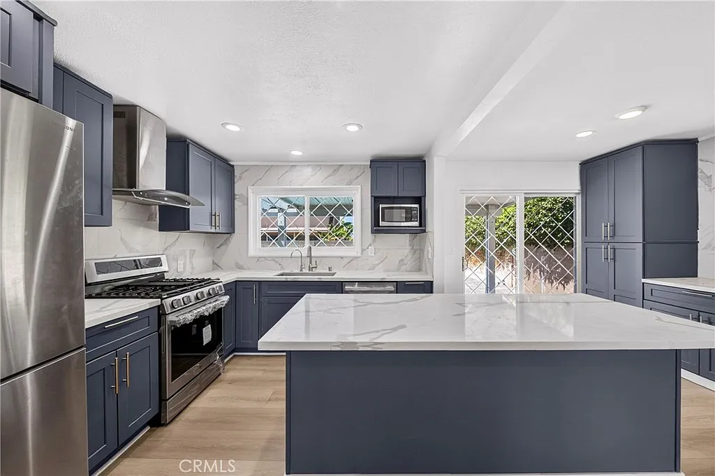 6 bed, 2500 sqft, $5,500 — Photo 4
