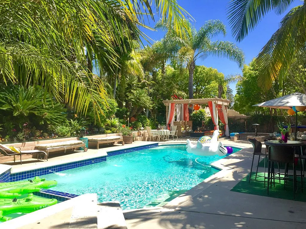 5 bed, 4130 sqft, $2,100 — Photo 2