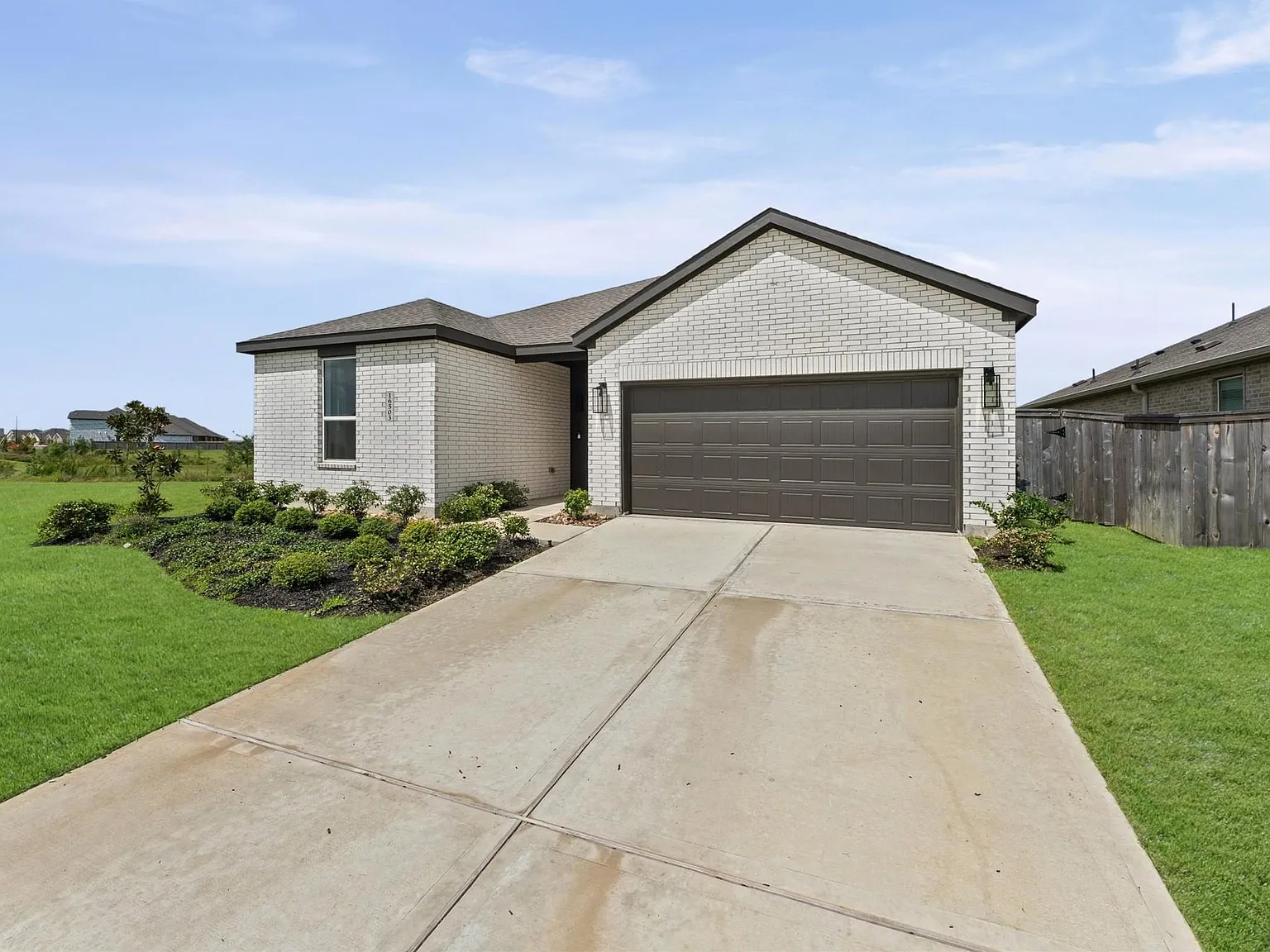 4 bed, 3.0 bath, 2233 sqft, $2,300 — Photo 3