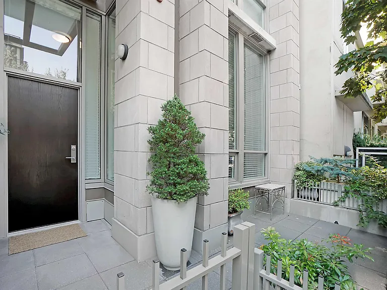 1045 Richards St — Photo 1