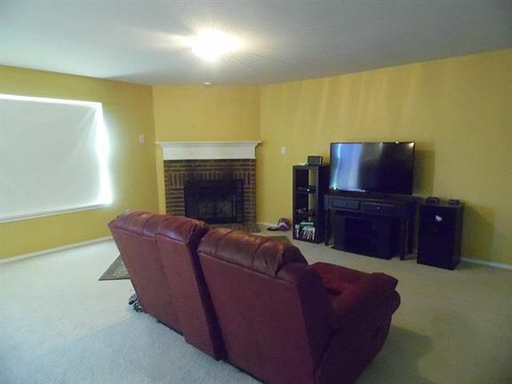 5th image of 223 Blue Roan Dr
