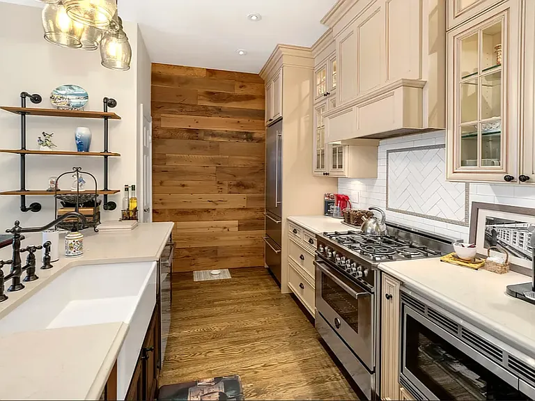235 W 16th St #1 — Photo 3