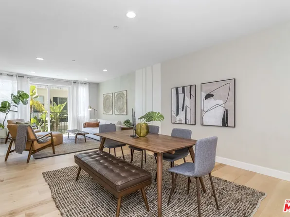 10878 Bloomfield St #207, Toluca Lake, CA 91602