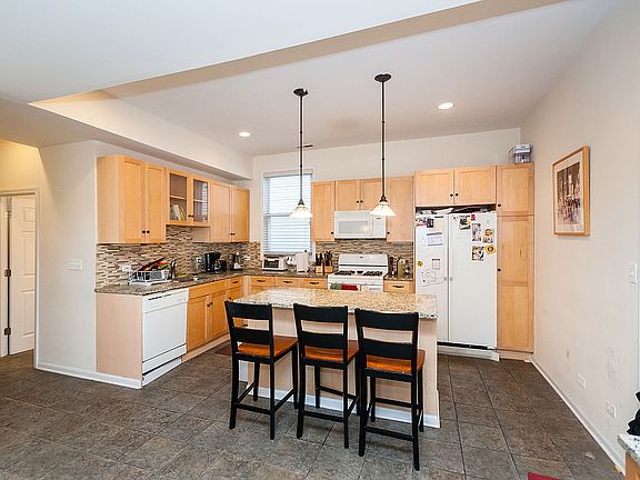 3rd image of 3216 N Kenmore Ave #2