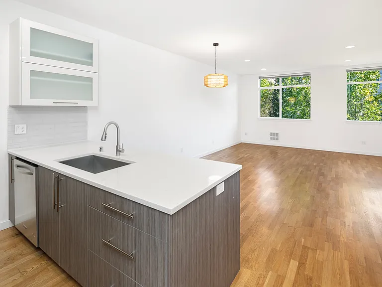 209 13th Ave E — Photo 8