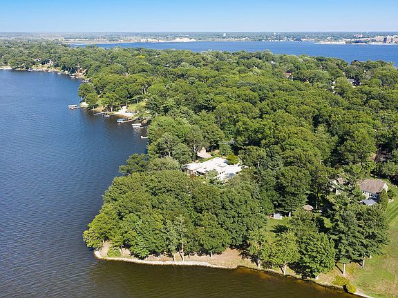 4th image of 734 Lake Dr